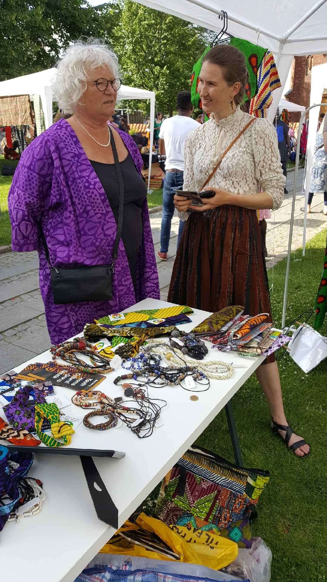 lise i samtale ved couleur cafe